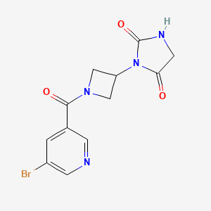 molecular formula C12H11BrN4O3 B2653446 3-(1-(5-溴烟酰基)氮杂环丁-3-基)咪唑烷-2,4-二酮 CAS No. 2034425-60-8