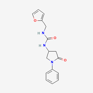 molecular formula C16H17N3O3 B2653751 1-(呋喃-2-基甲基)-3-(5-氧代-1-苯基吡咯烷-3-基)脲 CAS No. 894005-57-3