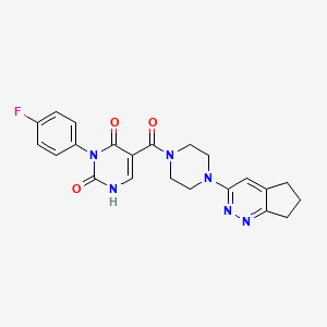 molecular formula C22H21FN6O3 B2654025 5-(4-(6,7-dihydro-5H-cyclopenta[c]pyridazin-3-yl)piperazine-1-carbonyl)-3-(4-fluorophenyl)pyrimidine-2,4(1H,3H)-dione CAS No. 2034227-55-7