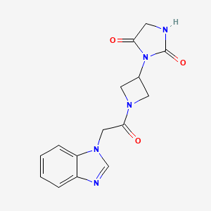 molecular formula C15H15N5O3 B2654758 3-(1-(2-(1H-benzo[d]imidazol-1-yl)acetyl)azetidin-3-yl)imidazolidine-2,4-dione CAS No. 2034269-12-8