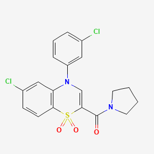 molecular formula C19H16Cl2N2O3S B2655170 （6-氯-4-(3-氯苯基)-1,1-二氧化-4H-苯并[b][1,4]噻嗪-2-基）（吡咯烷-1-基）甲酮 CAS No. 1251614-21-7