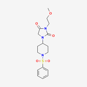 molecular formula C17H23N3O5S B2658421 3-(2-甲氧基乙基)-1-(1-(苯磺酰基)哌啶-4-基)咪唑烷-2,4-二酮 CAS No. 2034333-02-1