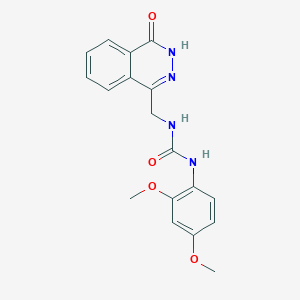 molecular formula C18H18N4O4 B2659927 1-(2,4-二甲氧基苯基)-3-[(4-氧代-3H-邻苯二嗪-1-基)甲基]脲 CAS No. 899745-90-5