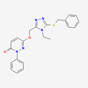 molecular formula C22H21N5O2S B2661962 6-{[5-(benzylsulfanyl)-4-ethyl-4H-1,2,4-triazol-3-yl]methoxy}-2-phenyl-3(2H)-pyridazinone CAS No. 439121-28-5