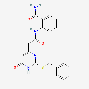 B2662978 2-(2-(2-(Benzylthio)-6-oxo-1,6-dihydropyrimidin-4-yl)acetamido)benzamide CAS No. 1105236-05-2