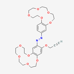 molecular formula C31H40N2O11 B2663790 (E)-(2,3,5,6,8,9,11,12-octahydro-1,4,7,10,13-benzopentaoxacyclopentadecin-15-yl)[16-(prop-2-yn-1-yloxy)-2,3,5,6,8,9,11,12-octahydro-1,4,7,10,13-benzopentaoxacyclopentadecin-15-yl]diazene CAS No. 2415642-22-5