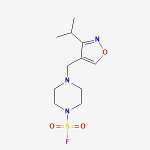 molecular formula C11H18FN3O3S B2663952 4-[(3-Propan-2-yl-1,2-oxazol-4-yl)methyl]piperazine-1-sulfonyl fluoride CAS No. 2411243-17-7