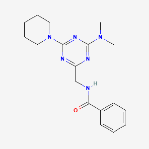 molecular formula C18H24N6O B2664596 N-((4-(二甲基氨基)-6-(哌啶-1-基)-1,3,5-三嗪-2-基)甲基)苯甲酰胺 CAS No. 2034550-11-1