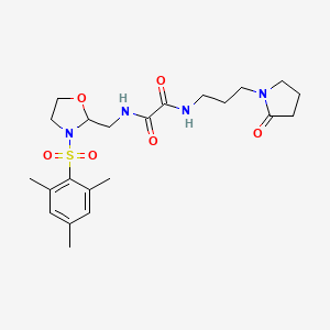 B2664977 N1-((3-(mesitylsulfonyl)oxazolidin-2-yl)methyl)-N2-(3-(2-oxopyrrolidin-1-yl)propyl)oxalamide CAS No. 868982-95-0