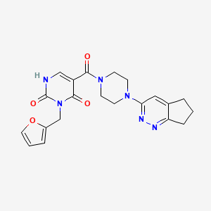 molecular formula C21H22N6O4 B2665819 5-(4-(6,7-dihydro-5H-cyclopenta[c]pyridazin-3-yl)piperazine-1-carbonyl)-3-(furan-2-ylmethyl)pyrimidine-2,4(1H,3H)-dione CAS No. 2034363-71-6