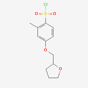 molecular formula C12H15ClO4S B2667929 2-Methyl-4-(oxolan-2-ylmethoxy)benzene-1-sulfonyl chloride CAS No. 1016534-67-0