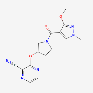 molecular formula C15H16N6O3 B2668122 3-((1-(3-甲氧基-1-甲基-1H-吡唑-4-甲酰)吡咯烷-3-基氧基)吡嘧啶-2-基碳腈 CAS No. 2034561-22-1