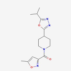 (4-(5-Isopropyl-1,3,4-oxadiazol-2-yl)piperidin-1-yl)(5-methylisoxazol-3-yl)methanone