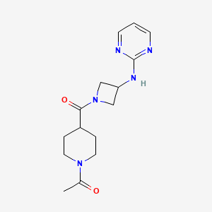 molecular formula C15H21N5O2 B2671385 1-(4-(3-(嘧啶-2-基氨基)吖啶-1-甲酰)哌啶-1-基)乙酮 CAS No. 2034223-00-0