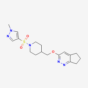 molecular formula C17H23N5O3S B2672191 3-[[1-(1-Methylpyrazol-4-yl)sulfonylpiperidin-4-yl]methoxy]-6,7-dihydro-5H-cyclopenta[c]pyridazine CAS No. 2309733-46-6