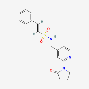 molecular formula C18H19N3O3S B2676514 (E)-N-((2-(2-氧代吡咯啉-1-基)吡啶-4-基)甲基)-2-苯乙烯磺酰胺 CAS No. 2034998-03-1