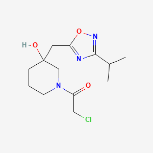molecular formula C13H20ClN3O3 B2678181 2-Chloro-1-[3-hydroxy-3-[(3-propan-2-yl-1,2,4-oxadiazol-5-yl)methyl]piperidin-1-yl]ethanone CAS No. 2411252-09-8