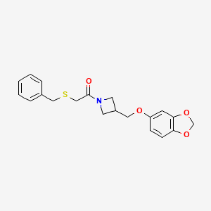 molecular formula C20H21NO4S B2678425 1-(3-((苯并[d][1,3]二噁英-5-氧基)甲基)氮杂环丁烷-1-基)-2-(苄硫基)乙酮 CAS No. 2034586-52-0