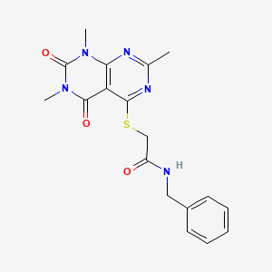 molecular formula C18H19N5O3S B2678457 N-苄基-2-(1,3,7-三甲基-2,4-二氧代嘧啶[4,5-d]嘧啶-5-基)硫酰基乙酰胺 CAS No. 852168-39-9