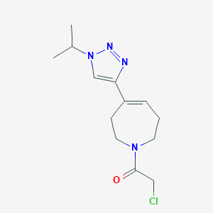 molecular formula C13H19ClN4O B2678509 2-Chloro-1-[4-(1-propan-2-yltriazol-4-yl)-2,3,6,7-tetrahydroazepin-1-yl]ethanone CAS No. 2411275-37-9