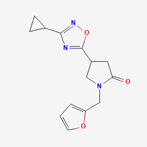 4-(3-Cyclopropyl-1,2,4-oxadiazol-5-yl)-1-(furan-2-ylmethyl)pyrrolidin-2-one