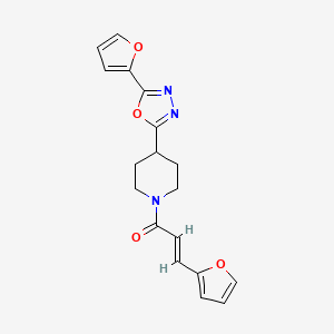 (E)-3-(furan-2-yl)-1-(4-(5-(furan-2-yl)-1,3,4-oxadiazol-2-yl)piperidin-1-yl)prop-2-en-1-one