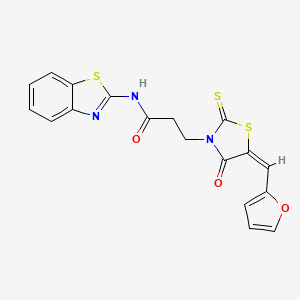 molecular formula C18H13N3O3S3 B2681451 (E)-N-(benzo[d]thiazol-2-yl)-3-(5-(furan-2-ylmethylene)-4-oxo-2-thioxothiazolidin-3-yl)propanamide CAS No. 682784-35-6