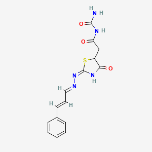 molecular formula C15H15N5O3S B2681653 N-羰基-2-((E)-4-酮-2-((E)-((E)-3-苯基丙烯基)肼亚)噻唑烷-5-基)乙酰胺 CAS No. 868152-98-1