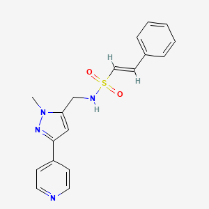 molecular formula C18H18N4O2S B2681700 (E)-N-{[1-methyl-3-(pyridin-4-yl)-1H-pyrazol-5-yl]methyl}-2-phenylethene-1-sulfonamide CAS No. 2321332-01-6