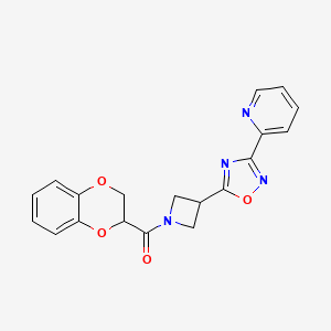 molecular formula C19H16N4O4 B2681821 (2,3-Dihydrobenzo[b][1,4]dioxin-2-yl)(3-(3-(pyridin-2-yl)-1,2,4-oxadiazol-5-yl)azetidin-1-yl)methanone CAS No. 1251574-66-9