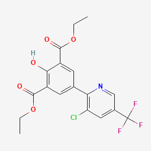 molecular formula C18H15ClF3NO5 B2682059 双乙酸 5-[3-氯-5-(三氟甲基)-2-吡啶基]-2-羟基苯二甲酸酯 CAS No. 251096-62-5