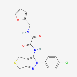 molecular formula C18H15ClN4O3S B2682138 N'-[2-(4-氯苯基)-4,6-二氢噻吩[3,4-c]吡唑-3-基]-N-(呋喃-2-基甲基)羧酰胺 CAS No. 899970-05-9