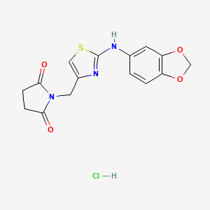 molecular formula C15H14ClN3O4S B2682293 1-((2-(Benzo[d][1,3]dioxol-5-ylamino)thiazol-4-yl)methyl)pyrrolidine-2,5-dione hydrochloride CAS No. 2034433-58-2