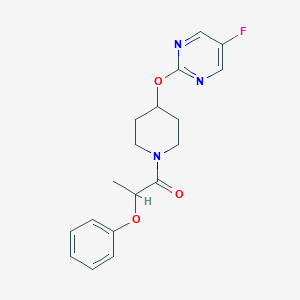 molecular formula C18H20FN3O3 B2682727 1-[4-(5-Fluoropyrimidin-2-yl)oxypiperidin-1-yl]-2-phenoxypropan-1-one CAS No. 2380080-33-9