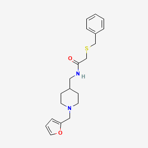 molecular formula C20H26N2O2S B2683261 2-(苄硫代)-N-((1-(呋喃-2-基甲基)哌啶-4-基)甲基)乙酰胺 CAS No. 1209270-81-4