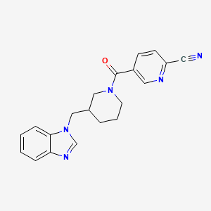 molecular formula C20H19N5O B2683372 5-[3-(Benzimidazol-1-ylmethyl)piperidine-1-carbonyl]pyridine-2-carbonitrile CAS No. 2223989-37-3