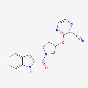 molecular formula C18H15N5O2 B2684631 3-((1-(1H-吲哚-2-甲酰)吡咯烷-3-基)氧基)吡嗪-2-甲腈 CAS No. 2034251-87-9