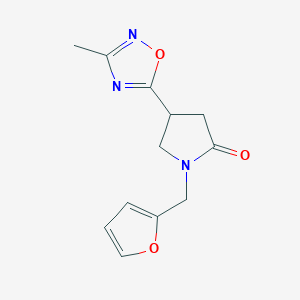 molecular formula C12H13N3O3 B2685422 1-(呋喃-2-基甲基)-4-(3-甲基-1,2,4-噁二唑-5-基)吡咯烷-2-酮 CAS No. 1171045-86-5