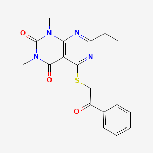 molecular formula C18H18N4O3S B2687036 7-ethyl-1,3-dimethyl-5-((2-oxo-2-phenylethyl)thio)pyrimido[4,5-d]pyrimidine-2,4(1H,3H)-dione CAS No. 852170-67-3