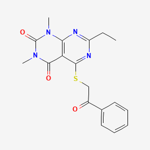 molecular formula C18H18N4O3S B2687036 7-乙基-1,3-二甲基-5-((2-氧代-2-苯乙基)硫)嘧啶并[4,5-d]嘧啶-2,4(1H,3H)-二酮 CAS No. 852170-67-3