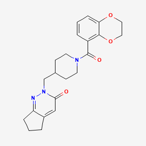 molecular formula C22H25N3O4 B2687395 2-{[1-(2,3-dihydro-1,4-benzodioxine-5-carbonyl)piperidin-4-yl]methyl}-2H,3H,5H,6H,7H-cyclopenta[c]pyridazin-3-one CAS No. 2195953-46-7