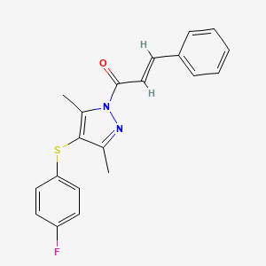 molecular formula C20H17FN2OS B2687461 (E)-1-[4-(4-氟苯基)硫代-3,5-二甲基吡唑-1-基]-3-苯基丙-2-烯-1-酮 CAS No. 1001501-46-7