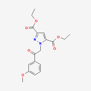 molecular formula C18H20N2O6 B2687655 二乙酸1-[2-(3-甲氧基苯基)-2-氧代乙基]-1H-吡唑-3,5-二羧酸酯 CAS No. 1316761-36-0