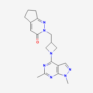 2-[(1-{1,6-dimethyl-1H-pyrazolo[3,4-d]pyrimidin-4-yl}azetidin-3-yl)methyl]-2H,3H,5H,6H,7H-cyclopenta[c]pyridazin-3-one