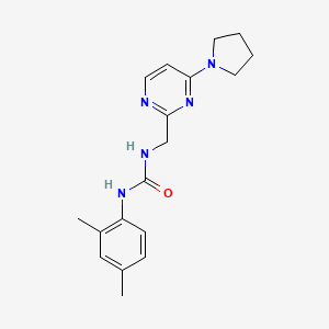 molecular formula C18H23N5O B2688129 1-(2,4-二甲基苯基)-3-((4-(吡咯啉-1-基)嘧啶-2-基)甲基)脲 CAS No. 1798030-66-6