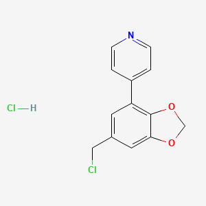 molecular formula C13H11Cl2NO2 B2688299 4-[6-(氯甲基)-1,3-苯并二噁唑-4-基]吡啶 盐酸盐 CAS No. 2241141-89-7