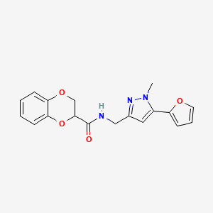 molecular formula C18H17N3O4 B2688390 N-((5-(furan-2-yl)-1-methyl-1H-pyrazol-3-yl)methyl)-2,3-dihydrobenzo[b][1,4]dioxine-2-carboxamide CAS No. 1421500-16-4