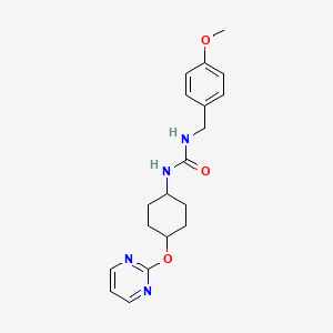 molecular formula C19H24N4O3 B2689508 1-(4-甲氧苯甲基)-3-((1r,4r)-4-(吡咯啉-2-基氧基)环己基)脲 CAS No. 2034248-45-6