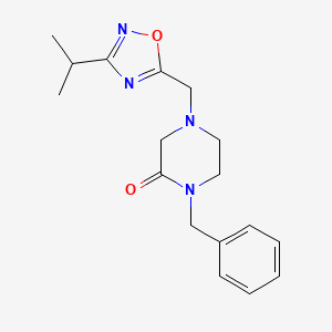 molecular formula C17H22N4O2 B2689695 1-Benzyl-4-[(3-propan-2-yl-1,2,4-oxadiazol-5-yl)methyl]piperazin-2-one CAS No. 2415570-27-1