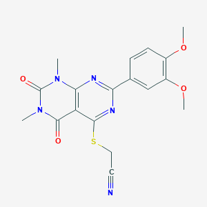 molecular formula C18H17N5O4S B2689734 2-[7-(3,4-Dimethoxyphenyl)-1,3-dimethyl-2,4-dioxopyrimido[4,5-d]pyrimidin-5-yl]sulfanylacetonitrile CAS No. 872842-70-1
